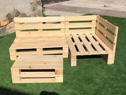 Conjunto Rincón con Palets Europeos y Mesa - 2m x 1.2m